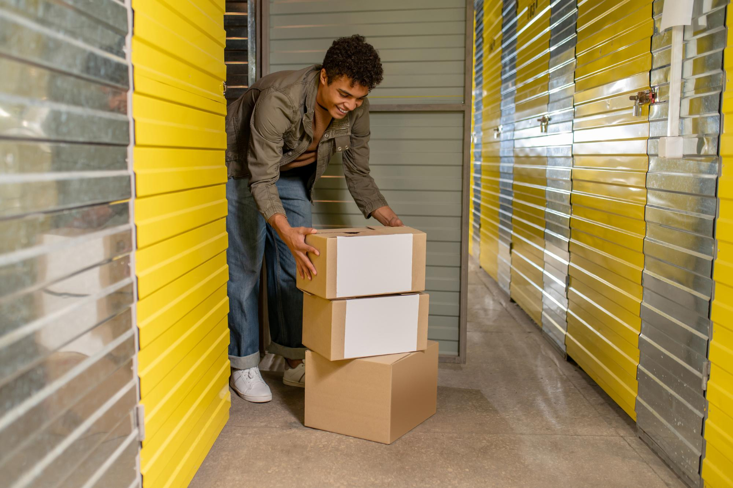 rangement dans un box garde-meubles